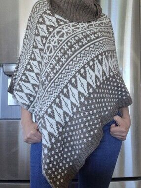 Giogio Italy made 30% Wool and 10% Alpaca blend Poncho